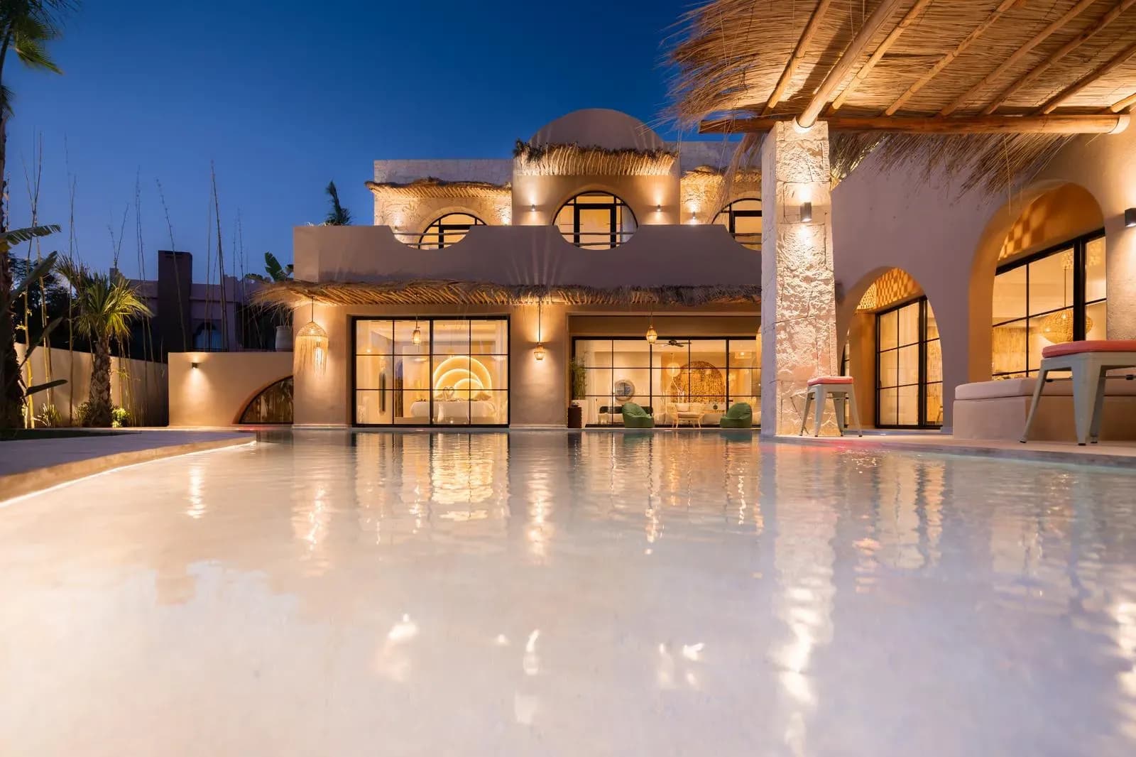 Villa Z à Marrakech, façade éclairée de nuit au bord de la piscine